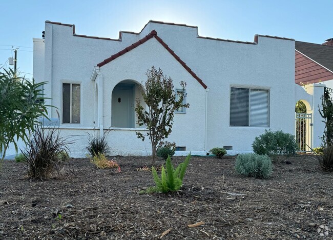 Building Photo - Beautifully updated 3-bedroom home