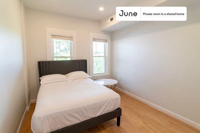 Room in Shared 3 bed/2 bath home in JFK/UMass