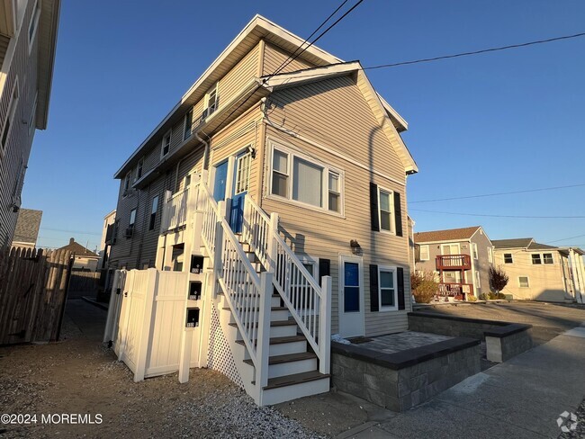 Building Photo - 132 Lincoln Ave Unit B Rental