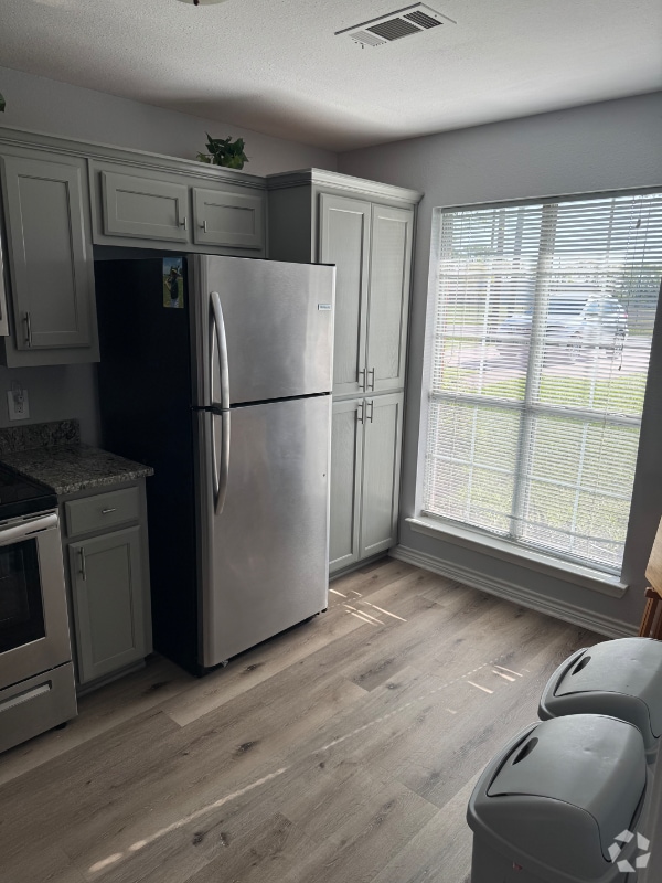 Building Photo - 914-916-916 S Interurban St Unit 914 Rental