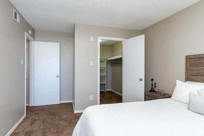 2BR, 1BA - 920SF