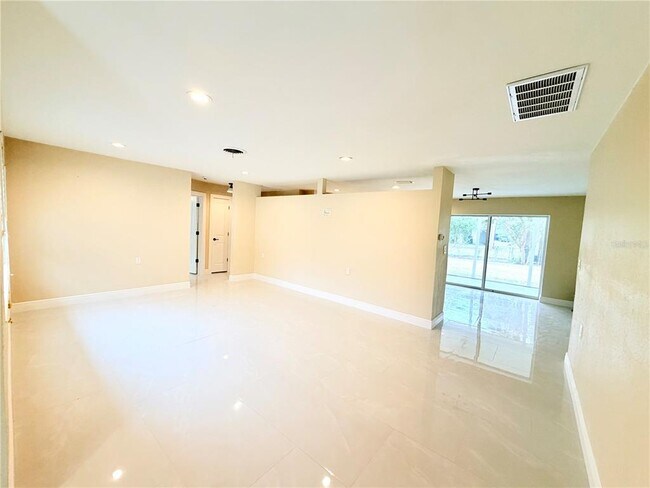 Photo - 4866 Huntington St NE