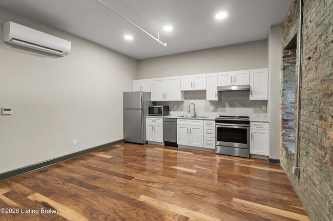 Building Photo - 601 E Main St