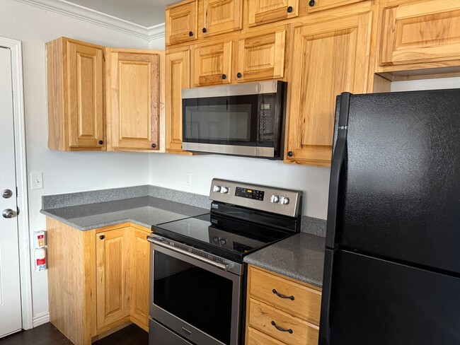 Building Photo - Beautiful Updated Beacon Hill Home - Newly...