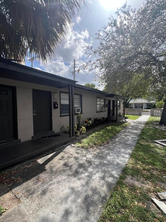 Photo - 2722 Poinsettia Ave