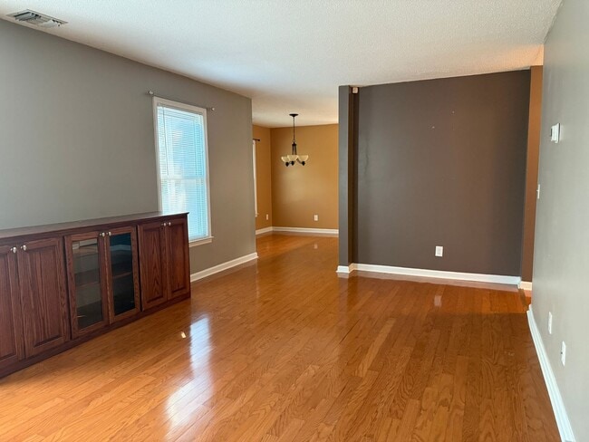 Photo - 2092 Woodlawn Dr SW