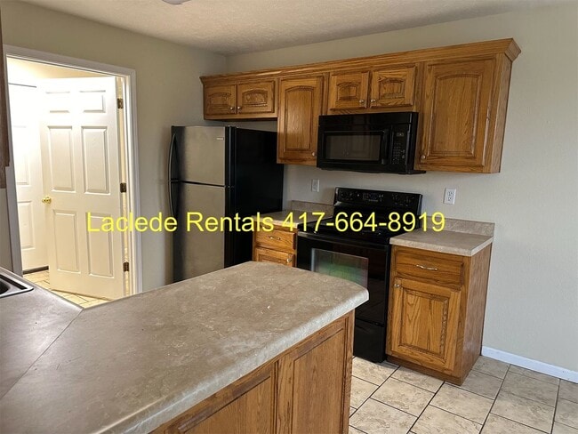 Building Photo - 3 Bedroom 2 Bathroom Duplex