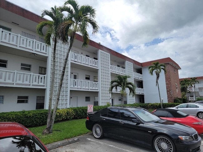 Building Photo - 4310 NW 12th Ct Unit 205
