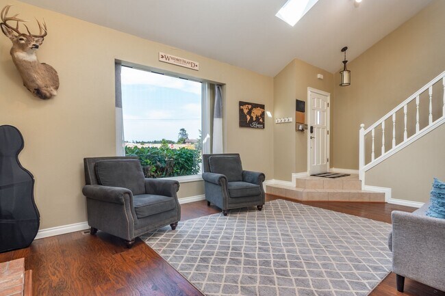 Photo - Spacious and Beautiful Home with Private Apartment!