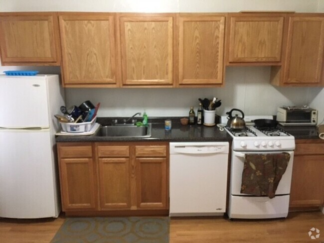 Building Photo - Large 2 bed unit in a prime location, the ... Rental