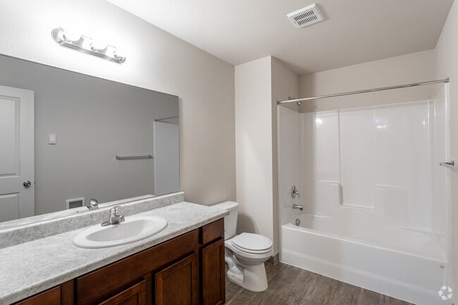 2BR, 2BA - 898 SF