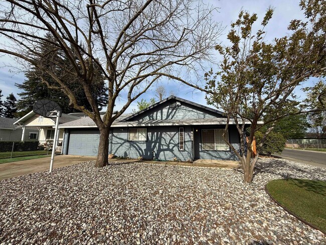 Building Photo - 3 Bed 2 Bath Just a Short Distance to Sac ... Rental