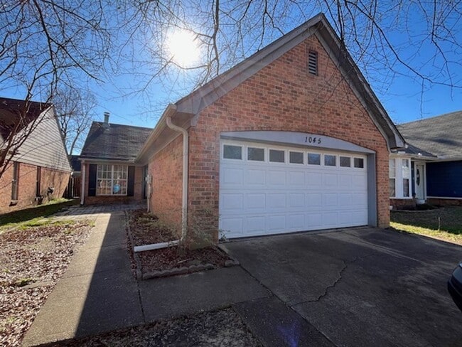 Building Photo - Renovated 2 Bedroom 2 Bath Home with 2 Car Garage!!