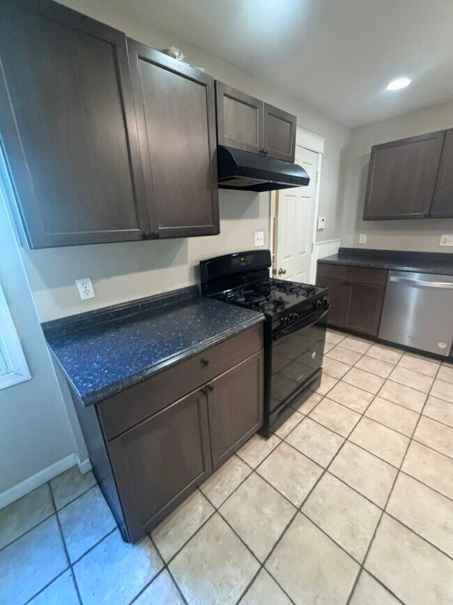 Photo - 165 Sharpe St