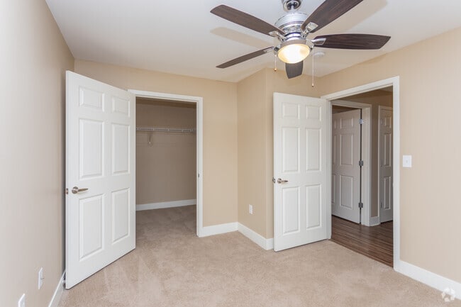 2BR, 1BA - 911 SF
