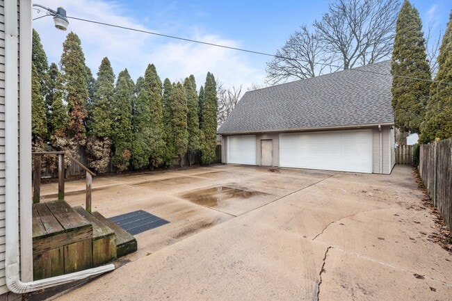 Photo - 511 Continental Blvd