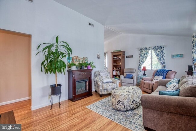 Photo - 388 Monument Dr