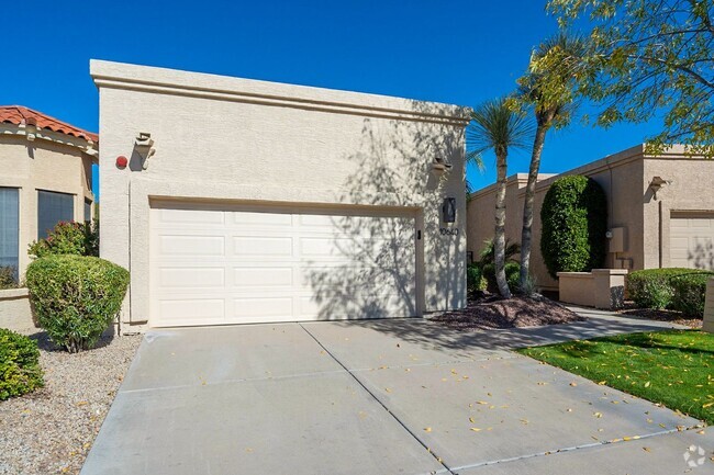 Building Photo - PRIVATE POOL - 2 BEDROOMS PLUS DEN Rental
