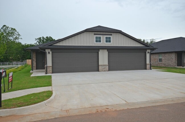 Building Photo - 3 Bed 2 Bath 2 Car Duplex in Chisholm Cree... Rental