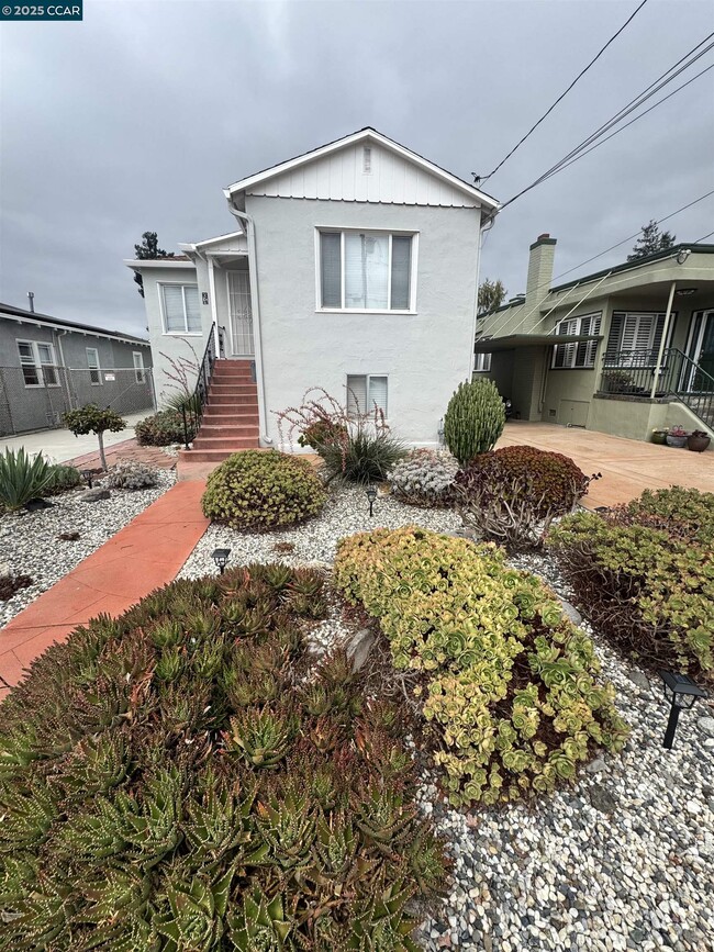 Photo - 674 Maud Ave