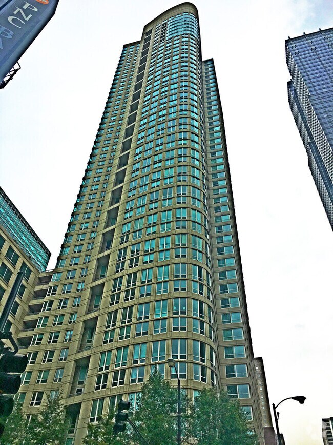 Building Photo - River North High Rise 1b/1b with Fantastic... Unit 1807 Rental