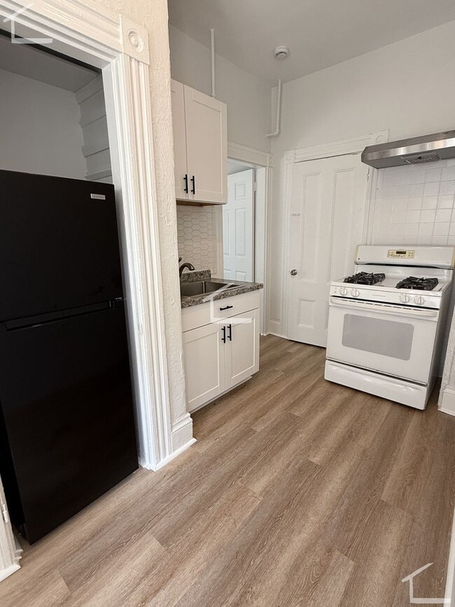 Photo - GREAT studio unit! Electricity, Garbage, Gas, Heat, Hot Water, Water included. Great location!