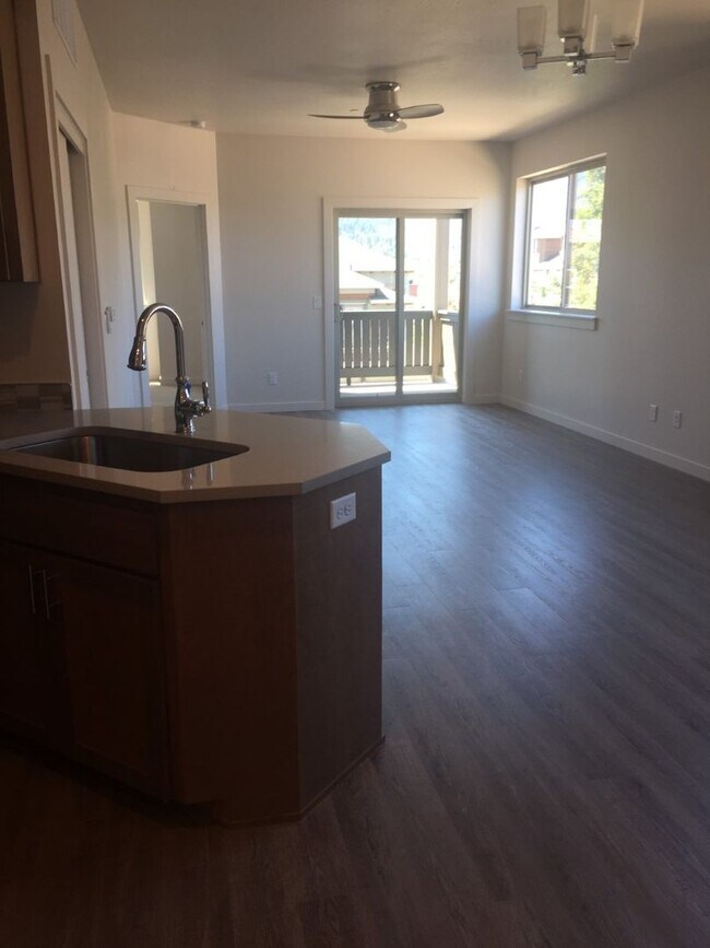 Photo - Newer & Beautiful 2bd/2bth condo in Ashland