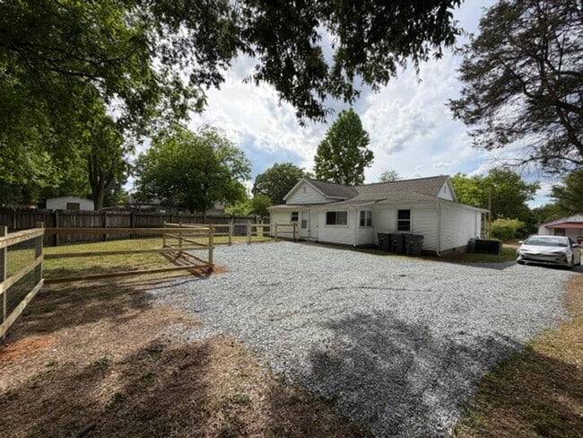 Photo - 1/2 MO/OFF SPECIAL - 3 bed/2 bath Fenced yard