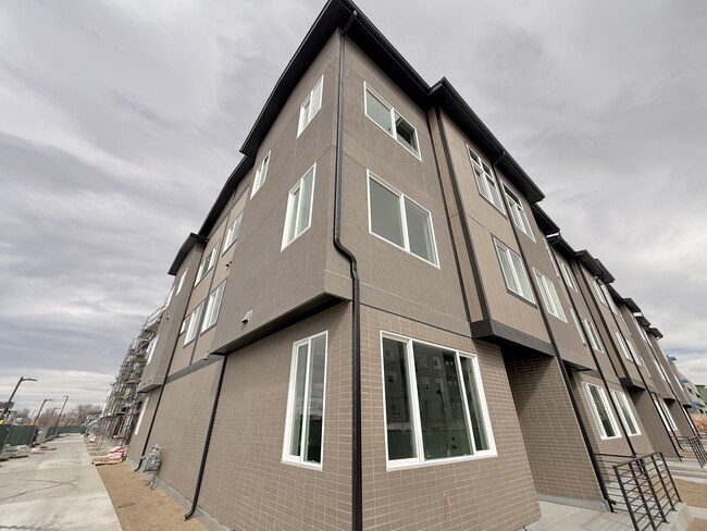 Building-exterior-vista-at-greyhound-park-4x2.5-5311-2-03-12-2026.jpg - The Vista at Greyhound Park