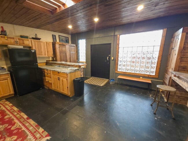 Photo - 118 E 7th St