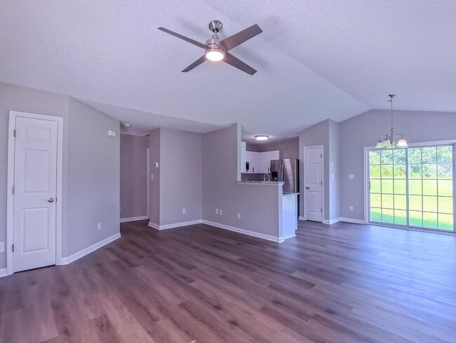 Photo - 4928 Silverdene St