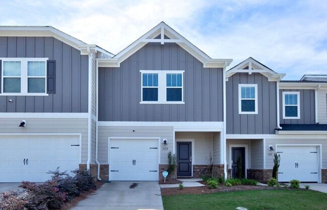 Building Photo - 1652 Village Grove Ln
