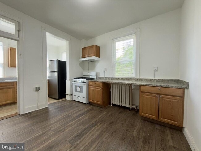Photo - 513 E 41st St