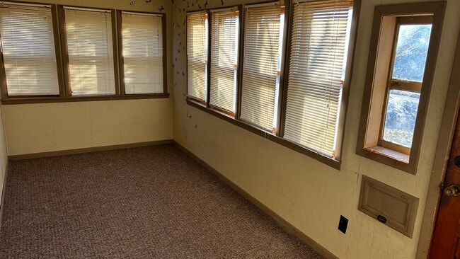 Unheated entryway - 509 E Maple St Unit 1st Floor Apartment