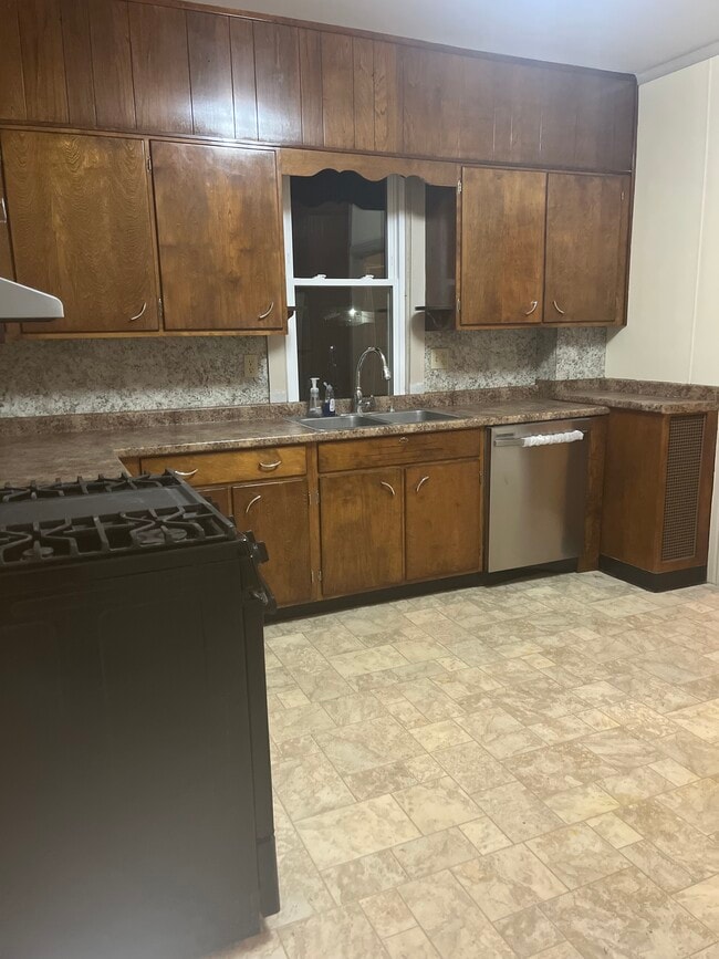 kitchen - 35 S Rosanna St