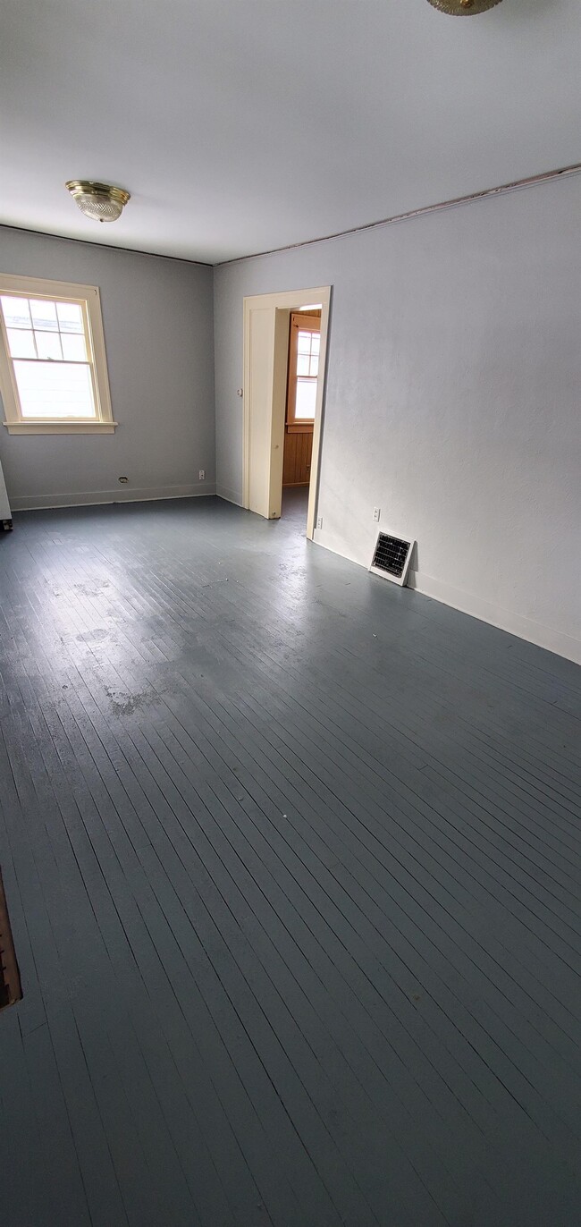 Photo - 947 Center Point Rd NE