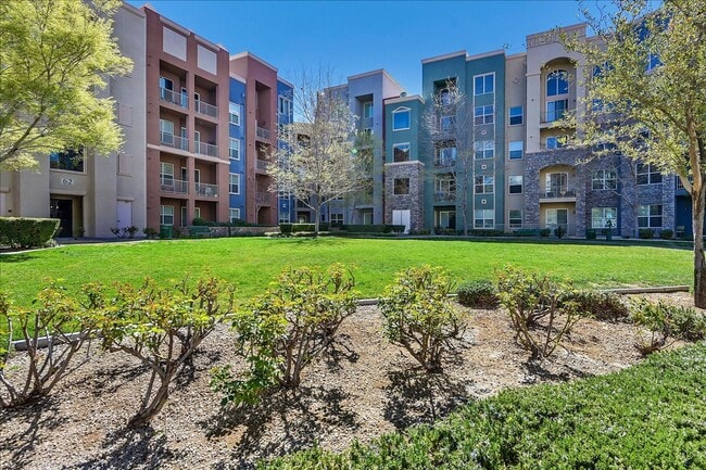 Building Photo - Partially Furnished 2 Bedroom 2 Bathroom Luxury Condo!