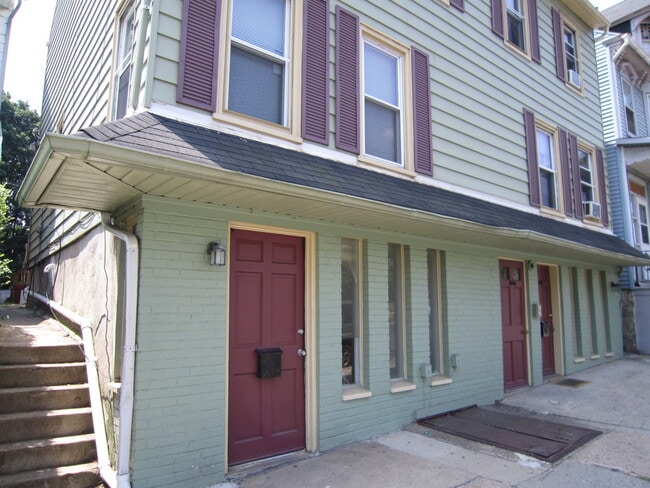 Building Photo - Ground floor apartment with shared yard, l... Unit 1046-1