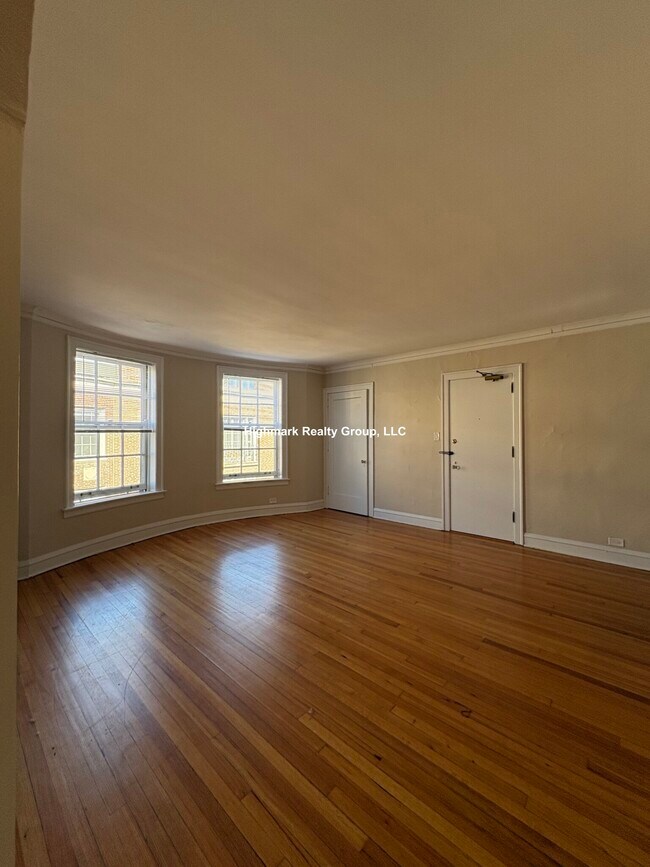 Building Photo - 909 Elmwood Ave Unit 2N