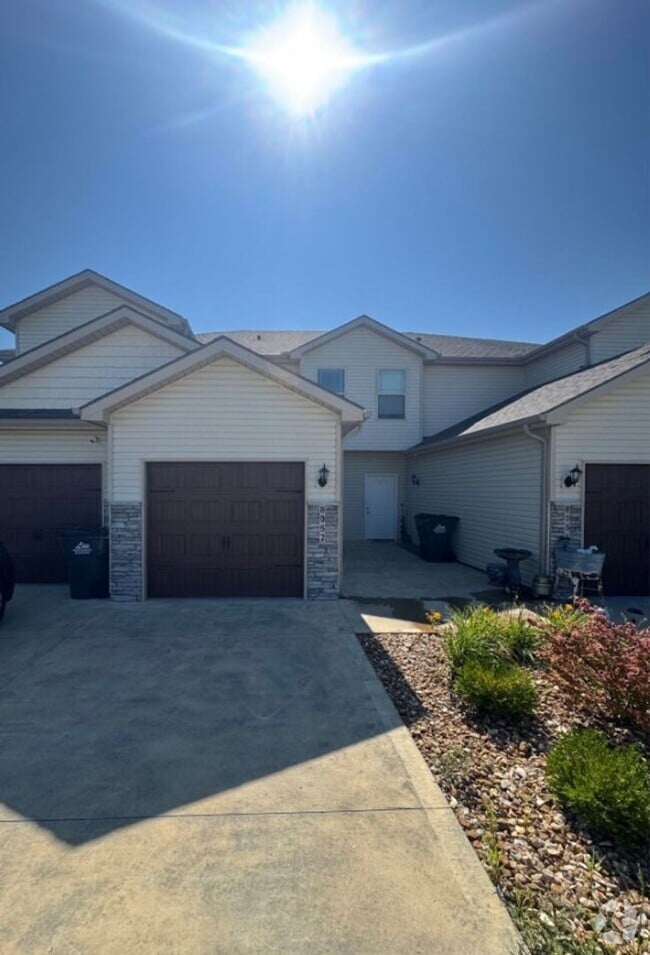 Building Photo - Coming Soon: Charming 2-Bedroom, 2.5-Bath ... Rental