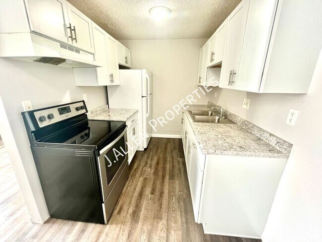 Building Photo - Beautiful Modern 2 bed Unit D Rental