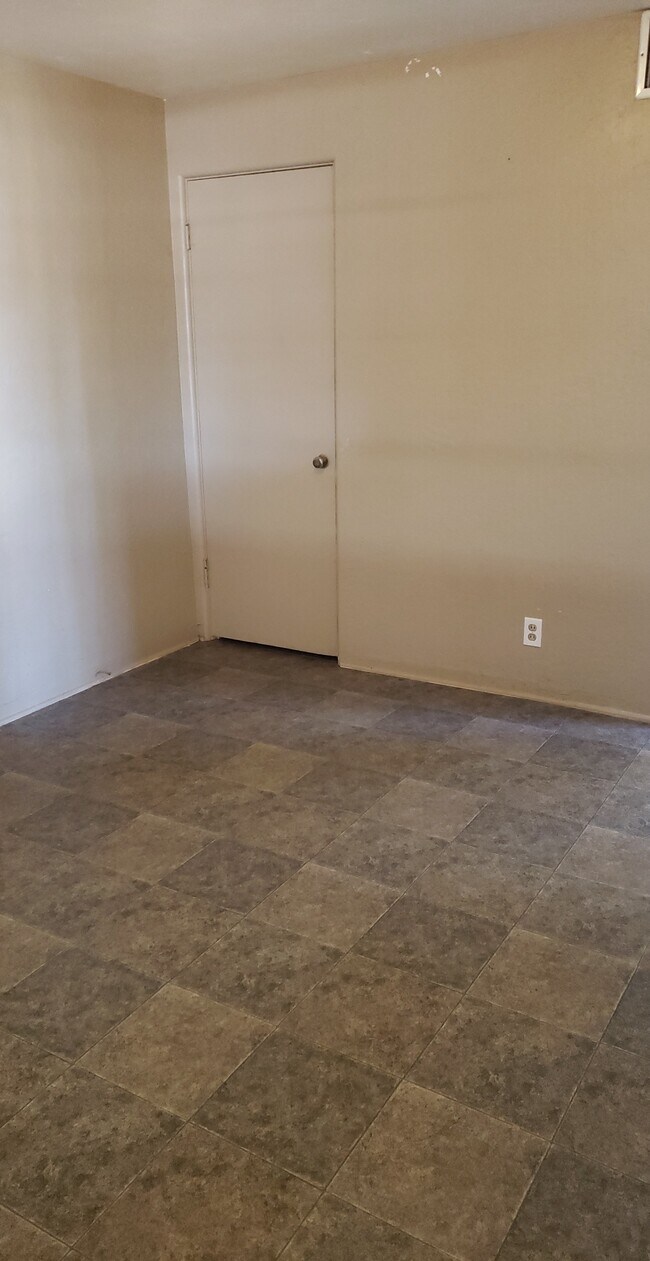 530 N Drew St W Unidad Front Unit