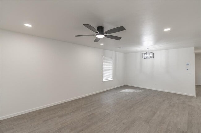 Photo - 537 Parkhill Cir