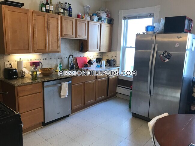 Building Photo - 9 Hillside St Unit 2