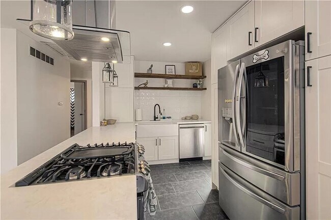 Photo - Gorgeous 3/1 in Independence!