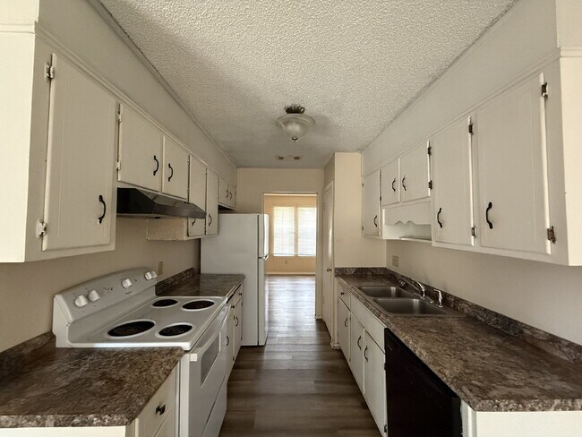 Photo - "Charming 3-Bedroom Retreat with Cozy Fireplace in Pensacola."