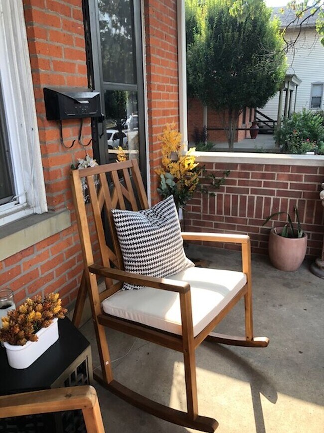 Building Photo - 221-223-223 E Whittier St Unit 223