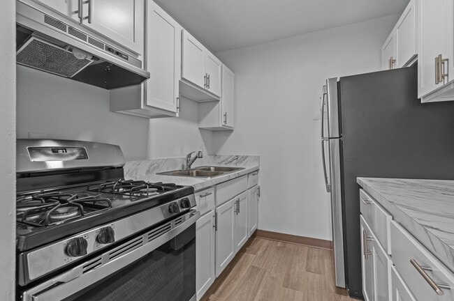 Building Photo - Six Trails Apartments - Saline, MI