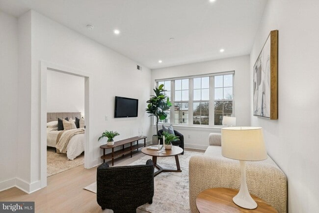 Building Photo - 30 W Allens Ln Unit 402