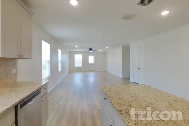 Photo - 1125 Waggoner Dr